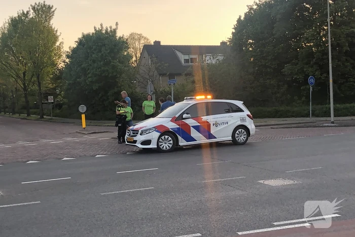Automobilist botst tegen paal