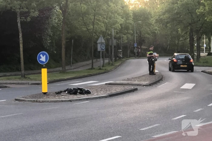 Automobilist botst tegen paal