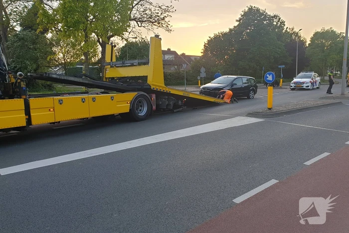 Automobilist botst tegen paal
