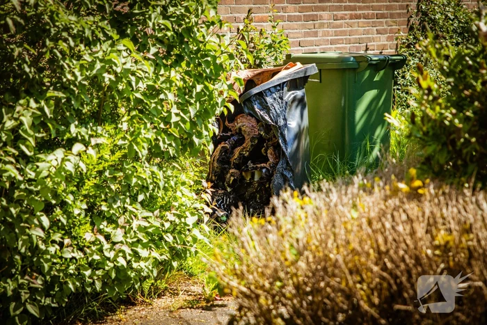 Geparkeerde VW Golf uitgebrand
