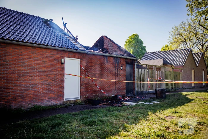 Flinke uitslaande brand in schuur achter woning