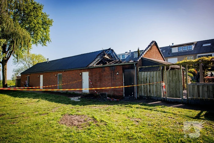 Flinke uitslaande brand in schuur achter woning