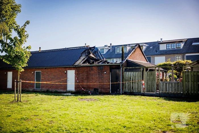 Flinke uitslaande brand in schuur achter woning