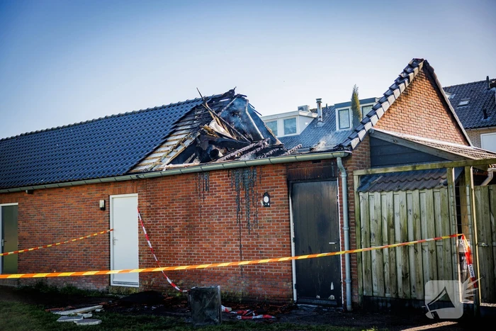 Flinke uitslaande brand in schuur achter woning