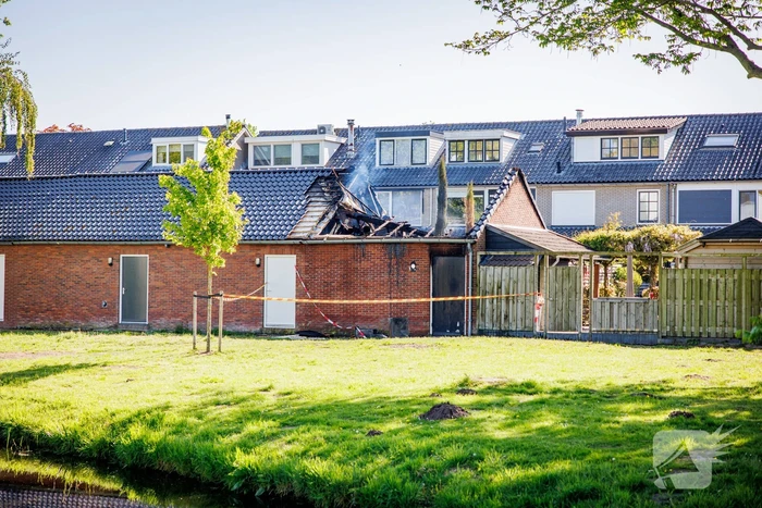 Flinke uitslaande brand in schuur achter woning