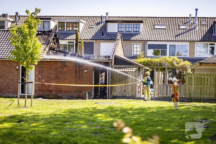 Flinke uitslaande brand in schuur achter woning