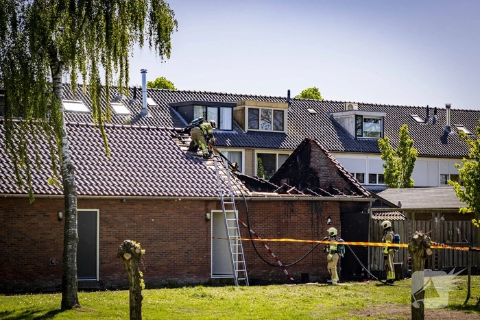 Flinke uitslaande brand in schuur achter woning
