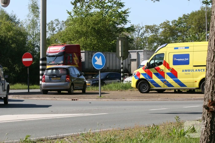 Bestelwagen eindigt tegen verkeerspaal bij ongeval