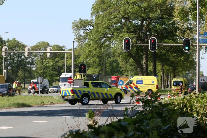 Bestelwagen eindigt tegen verkeerspaal bij ongeval