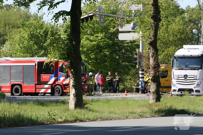 Bestelwagen eindigt tegen verkeerspaal bij ongeval