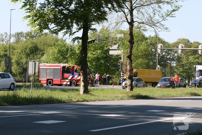 Bestelwagen eindigt tegen verkeerspaal bij ongeval