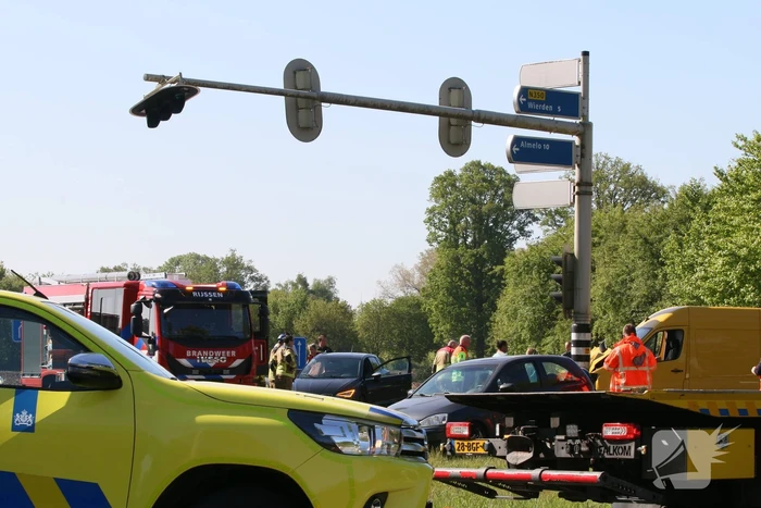 Bestelwagen eindigt tegen verkeerspaal bij ongeval