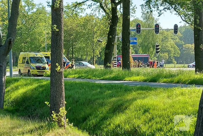 Bestelwagen eindigt tegen verkeerspaal bij ongeval