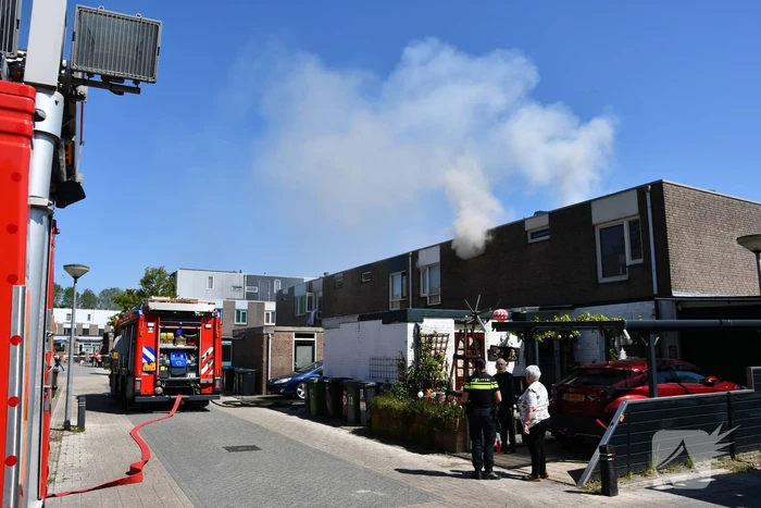 Enorme rookontwikkeling bij brand in woning