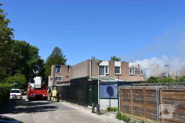 Enorme rookontwikkeling bij brand in woning