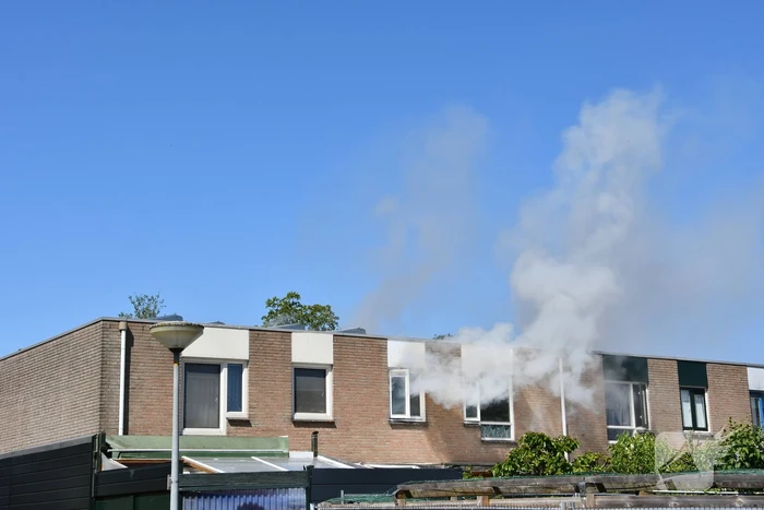 Enorme rookontwikkeling bij brand in woning
