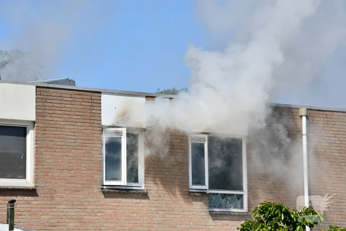 Enorme rookontwikkeling bij brand in woning