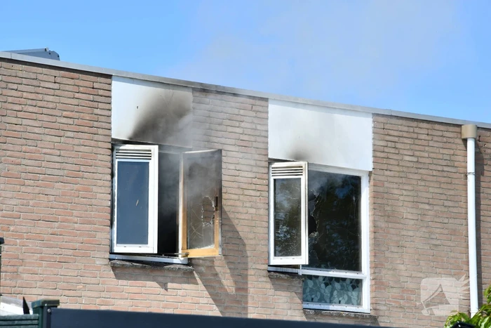 Enorme rookontwikkeling bij brand in woning