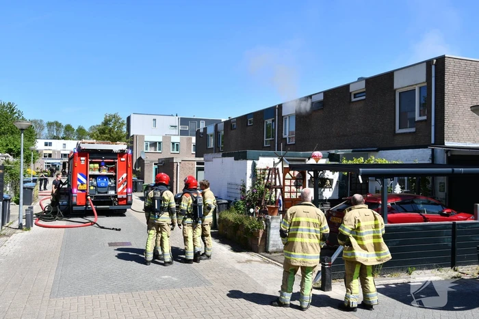 Enorme rookontwikkeling bij brand in woning