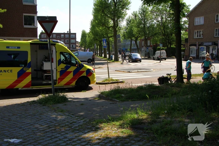 Vrouw met fiets ten val gekomen