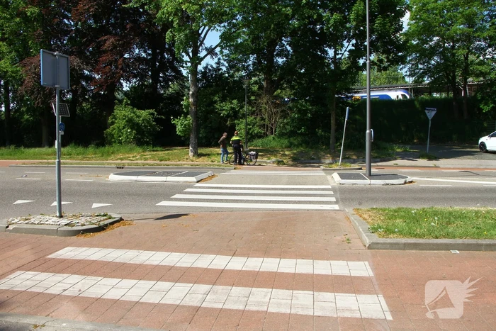 Vrouw met fiets ten val gekomen