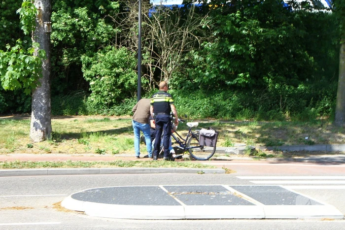 Vrouw met fiets ten val gekomen