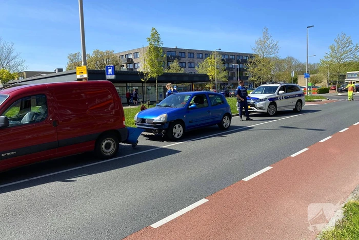 Bestelwagen rolt achteruit en botst op geparkeerde auto
