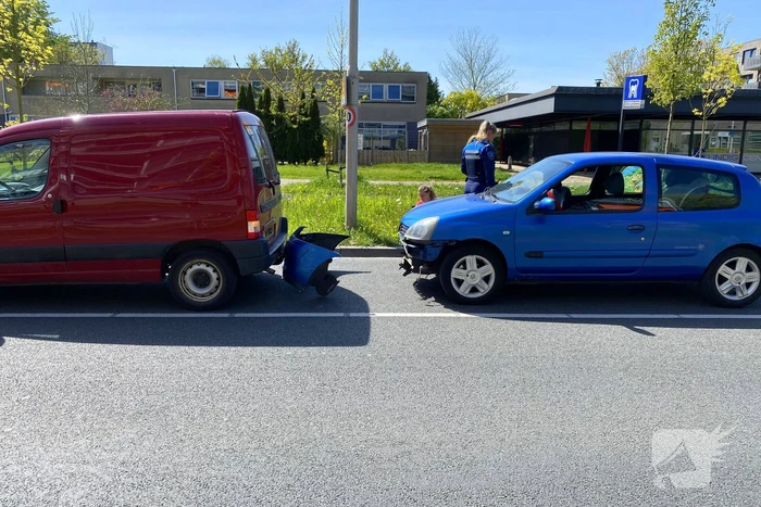 Bestelwagen rolt achteruit en botst op geparkeerde auto