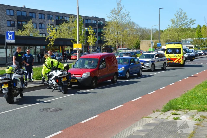 Bestelwagen rolt achteruit en botst op geparkeerde auto