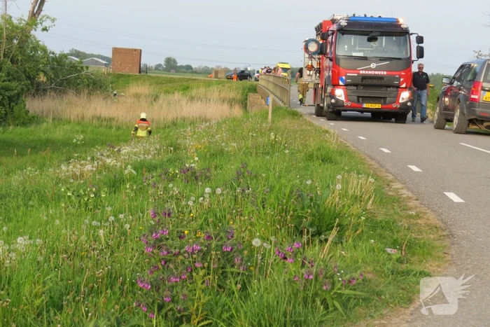 Auto belandt in sloot