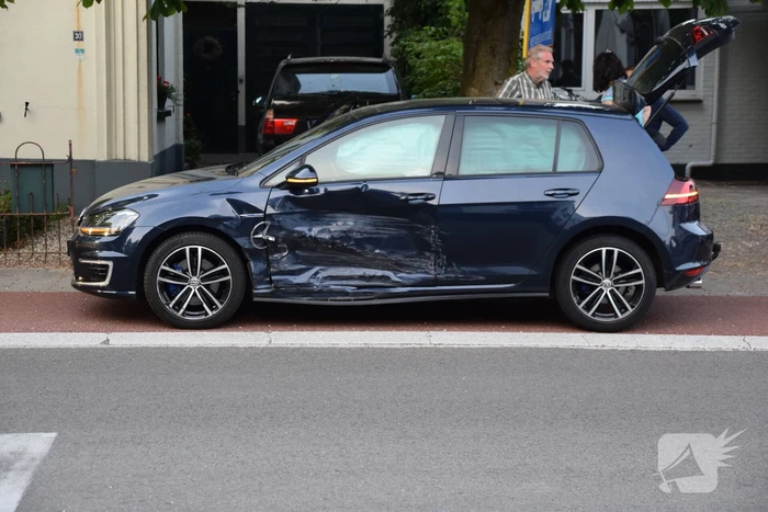 Flinke schade bij aanrijding tussen twee voertuigen