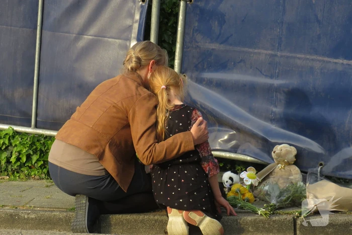 Bloemen en knuffels bij woning gezinsdrama