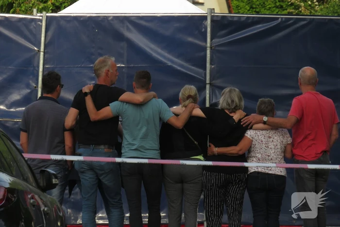 Bloemen en knuffels bij woning gezinsdrama