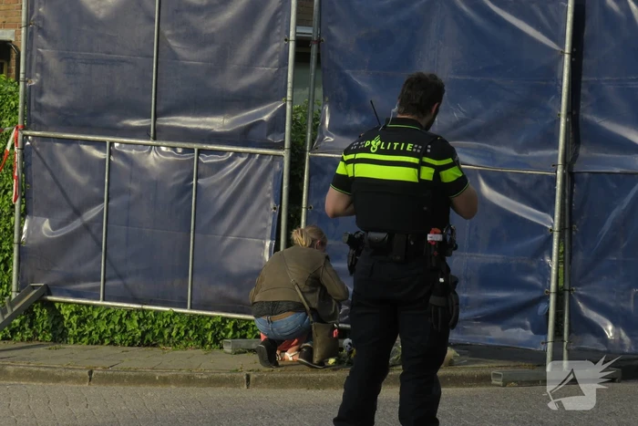 Bloemen en knuffels bij woning gezinsdrama