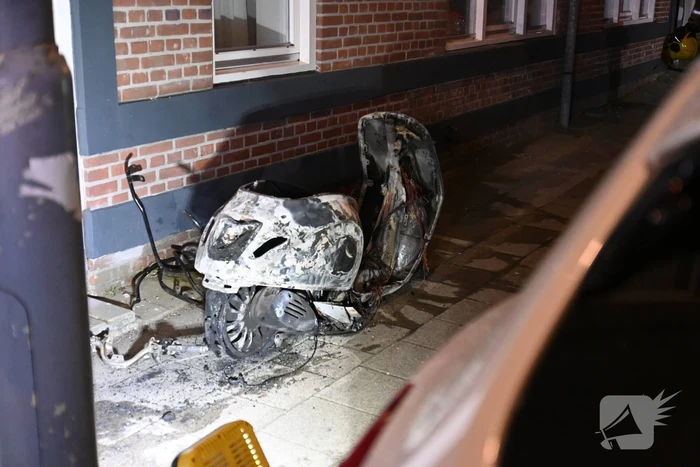 Woningen ontruimd door scooterbrand