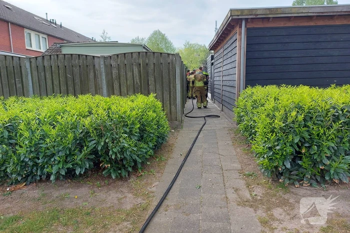 Brand in coniferenhaag snel geblust