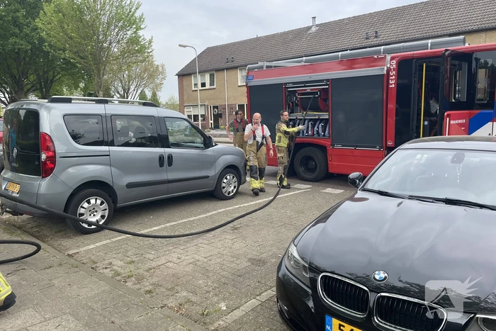 Brand in coniferenhaag snel geblust