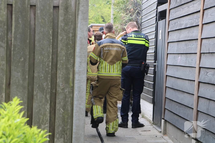 Brand in coniferenhaag snel geblust