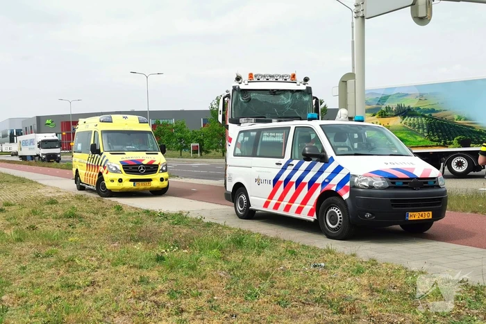 Vrachtwagen klapt achterop bestelbus