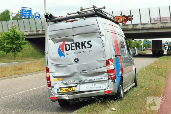 Vrachtwagen klapt achterop bestelbus