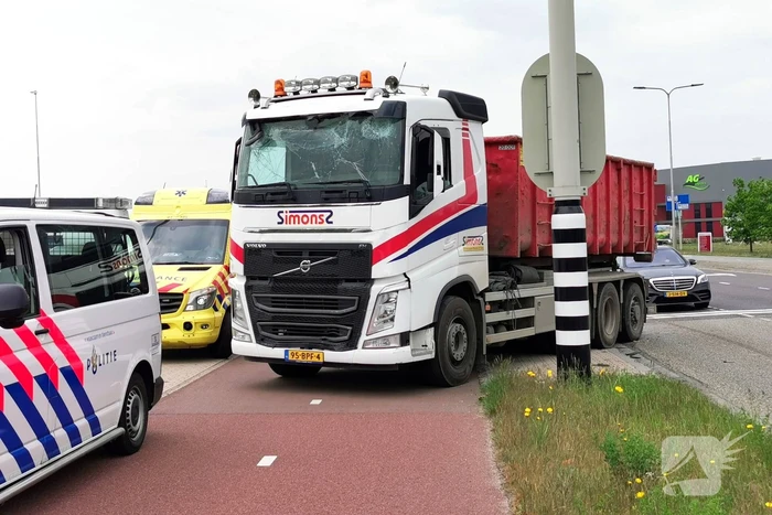 Vrachtwagen klapt achterop bestelbus