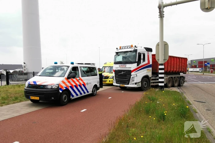 Vrachtwagen klapt achterop bestelbus