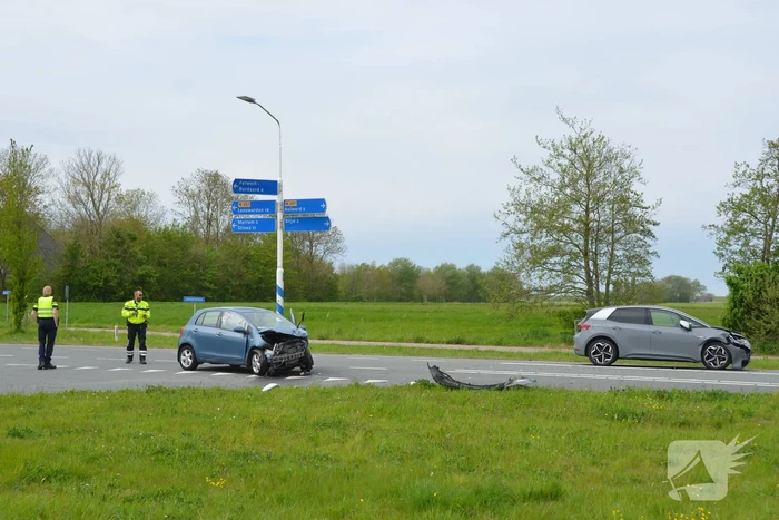 Twee auto's raken zwaar beschadigd door botsing op kruising