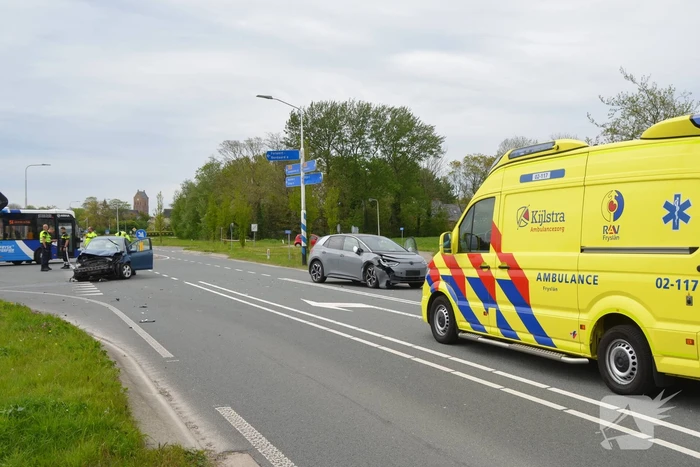 Twee auto's raken zwaar beschadigd door botsing op kruising