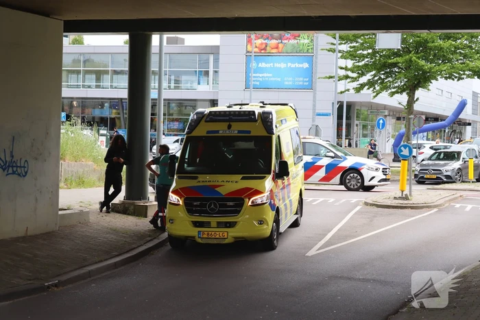 Vrouw op fiets aangereden door personenauto