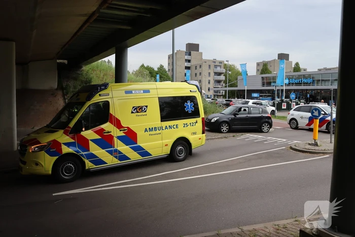 Vrouw op fiets aangereden door personenauto