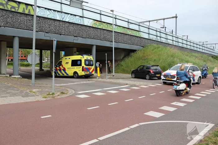 Vrouw op fiets aangereden door personenauto