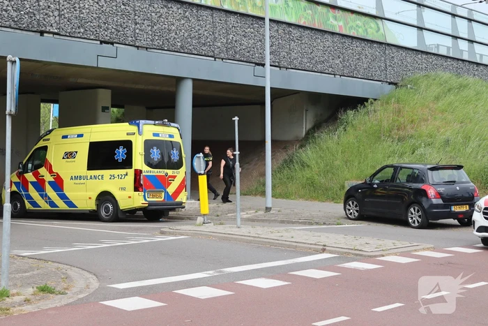 Vrouw op fiets aangereden door personenauto