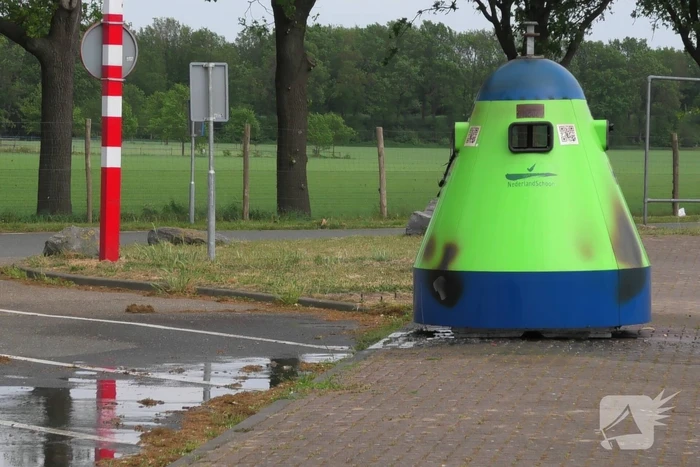 Restafvalcontainer op parkeerplaats langs snelweg vat vlam