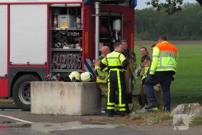 Restafvalcontainer op parkeerplaats langs snelweg vat vlam